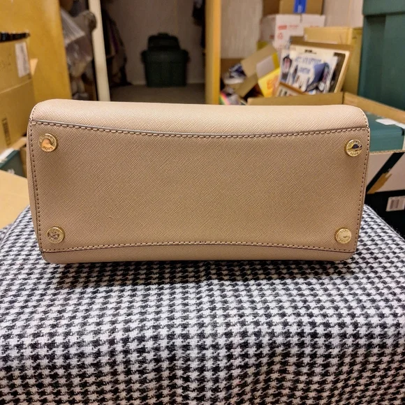 Michael Kors Ciara Medium Messenger - Picture 5 of 6